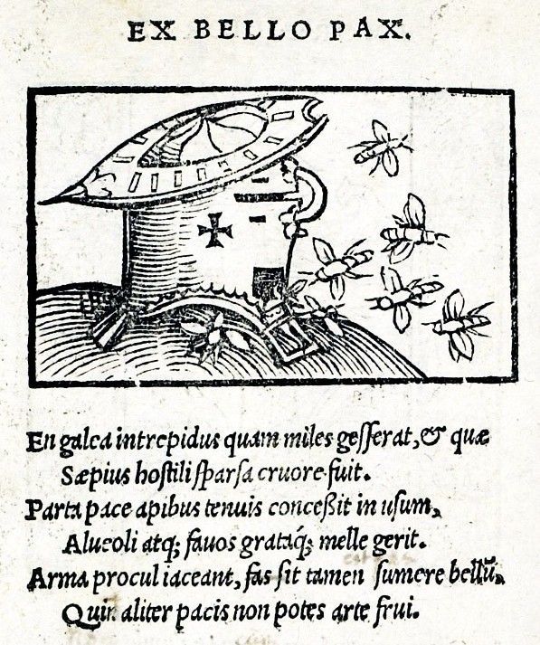 Gravure sur bois : des abeilles volent autour d’un casque posé à terre, sous la devise Ex bello pax.