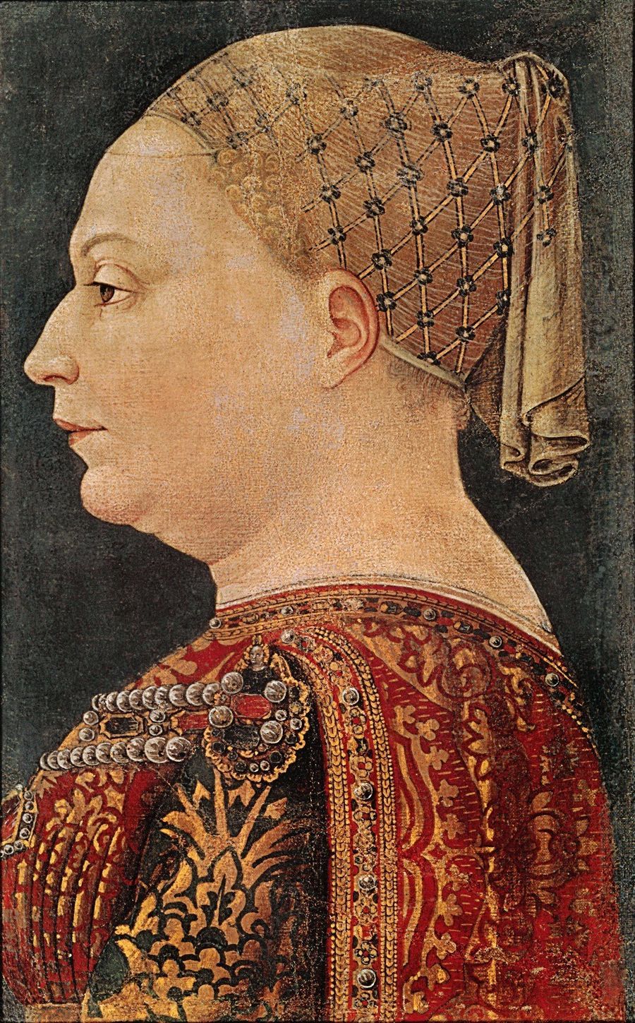Bianca Maria Visconti de profil sur fond sombre : résille d’or, robe rouge brochée d’or, deux rangs de perles.
