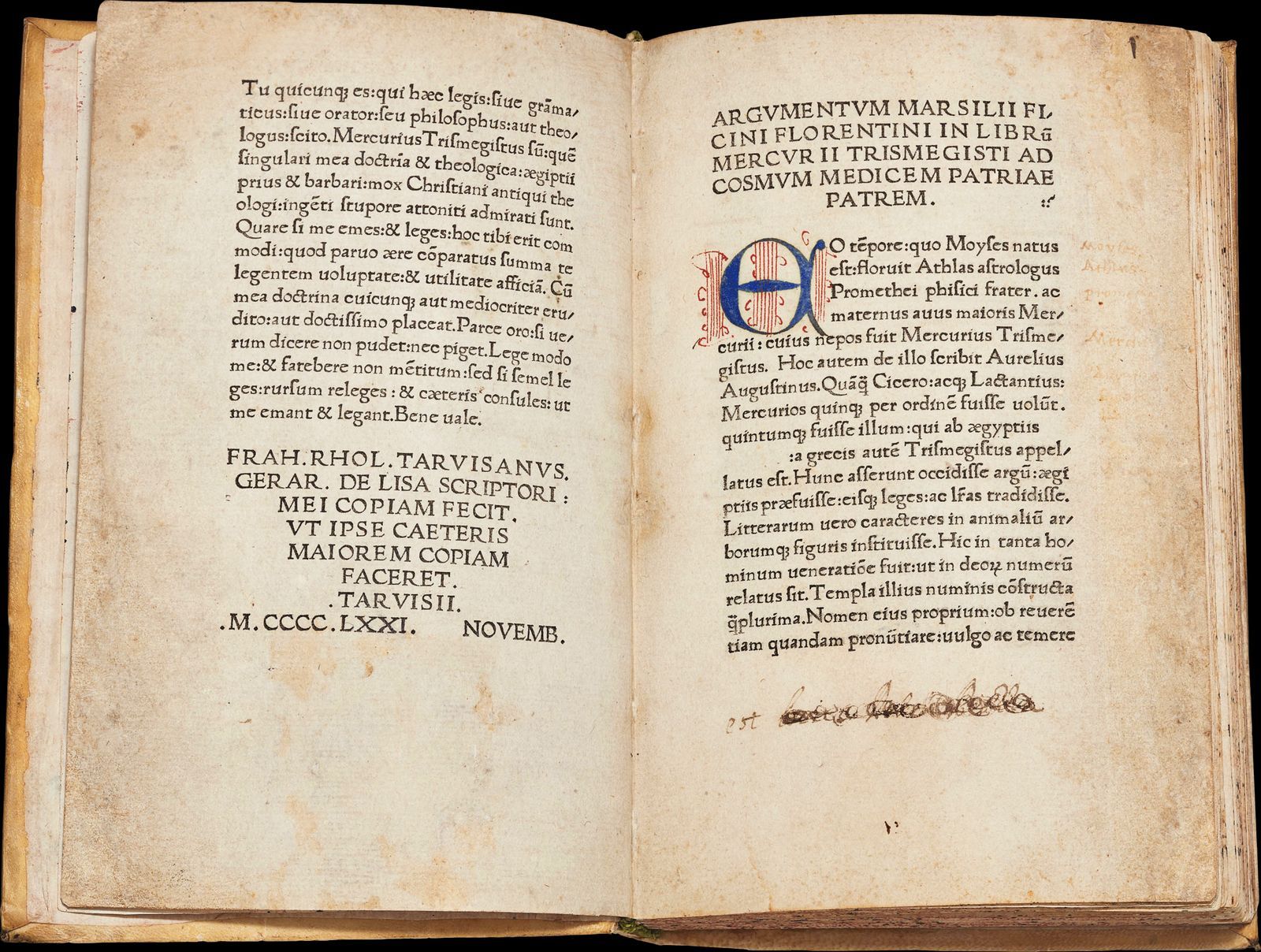 Un livre imprimé ouvert ; la page de droite commence par une grande initiale enluminée.