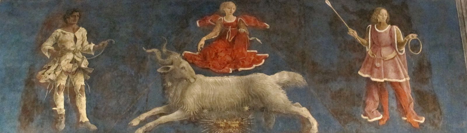 Fresque sur fond bleu : un bélier blanc bondit sous une jeune femme en robe rouge ; à gauche, un homme en haillons ; à droite, un jeune homme tient une flèche et un anneau.