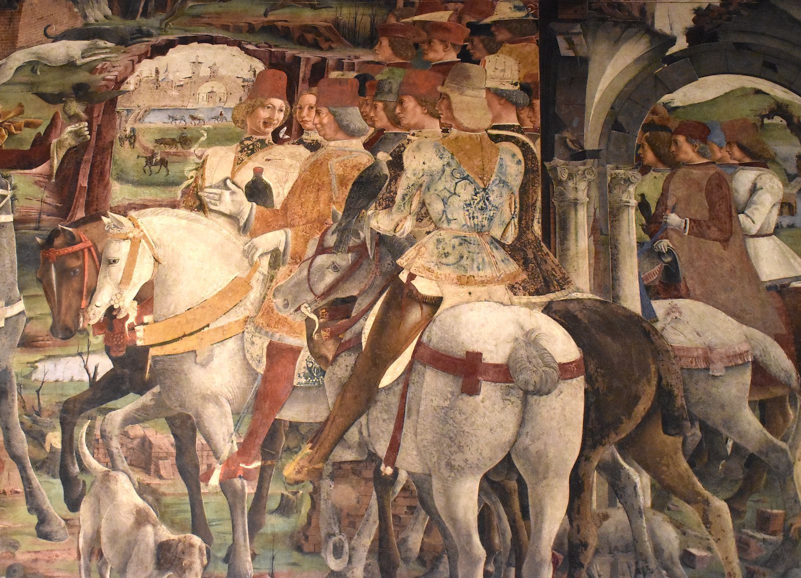 Fresque : des cavaliers en bonnets rouges sur des chevaux blancs et bruns, un chien au premier plan, des colonnes et une arche à droite.