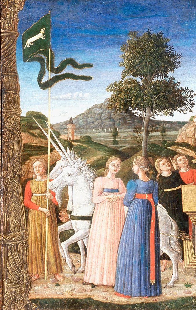 Des jeunes femmes en robes claires marchent près d’une licorne blanche, sous une bannière verte.